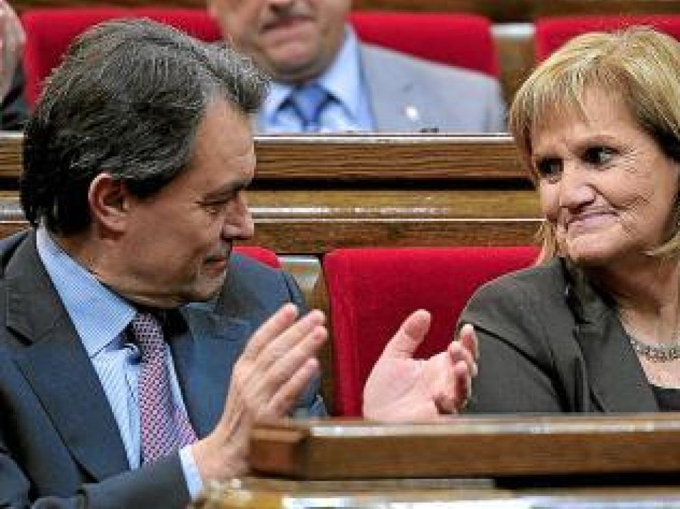 Artur Mas aplaude a Nuria de Gispert, en el 'Parlament'.