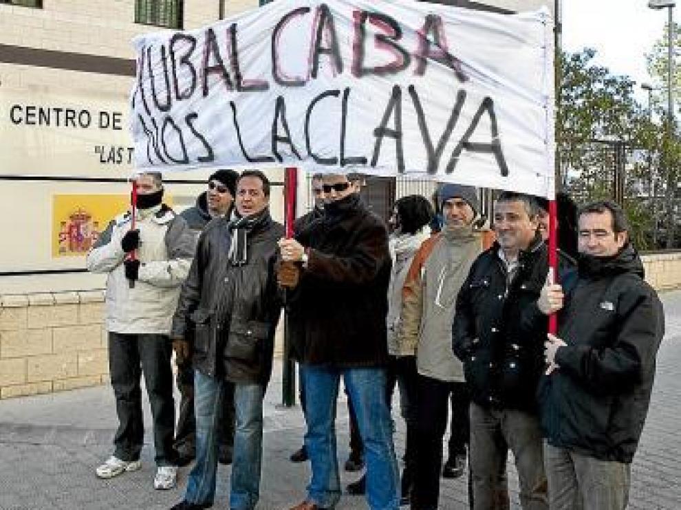 Un grupo de funcionarios, en las puertas del CIS de Torrero.