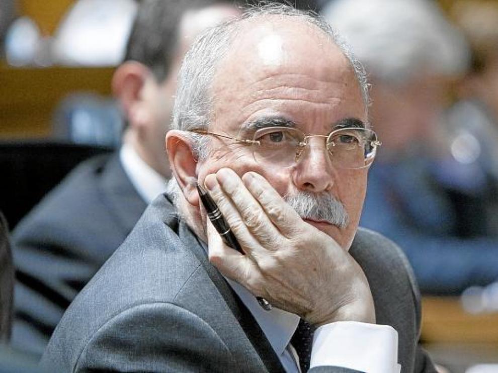 El consejero de Economía, Alberto Larraz, escucha las duras críticas del PP en el pleno de las Cortes de Aragón, ayer por la tarde.