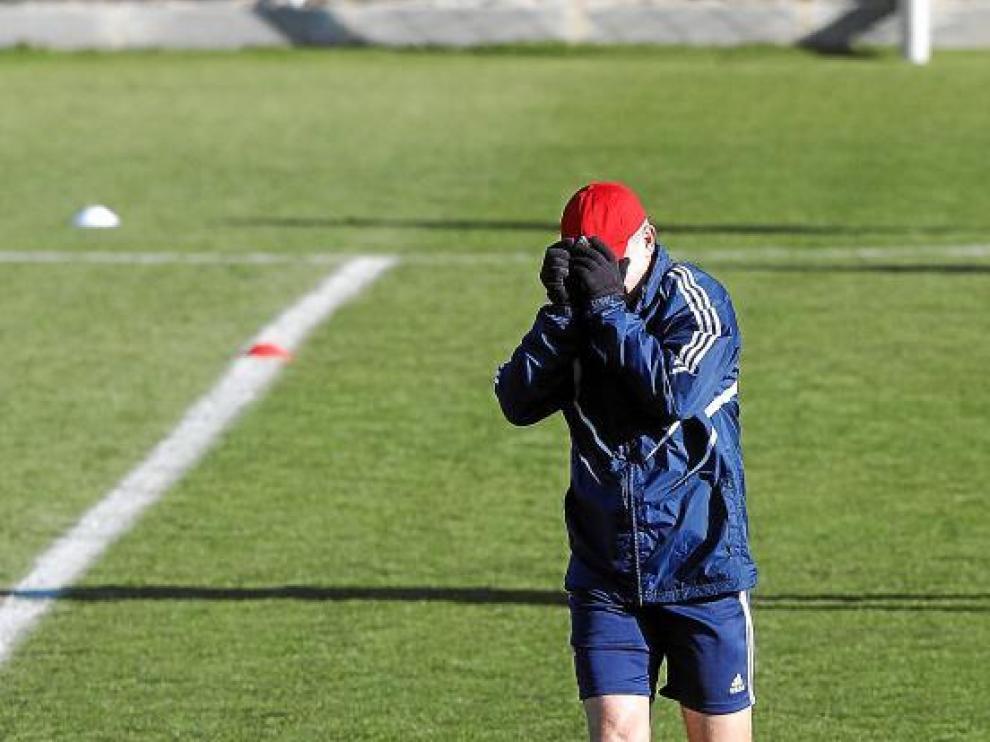 Javier Aguirre se tapa la cara durante el entrenamiento del equipo en la Ciudad Deportiva.