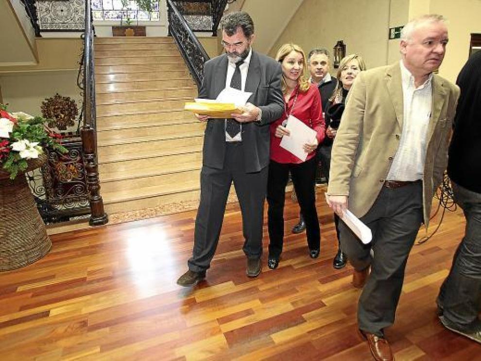El grupo socialista se dirige al pleno municipal encabezado por el portavoz, Pedro Joaquín Simón.