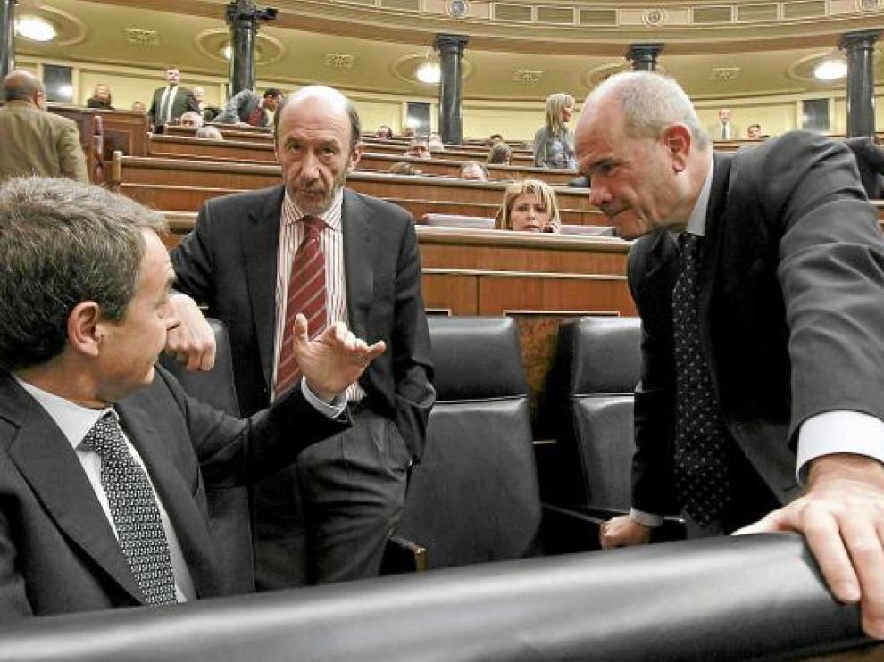 Rodríguez Zapatero conversa con Pérez Rubalbaca y Chaves, ayer en el Congreso.
