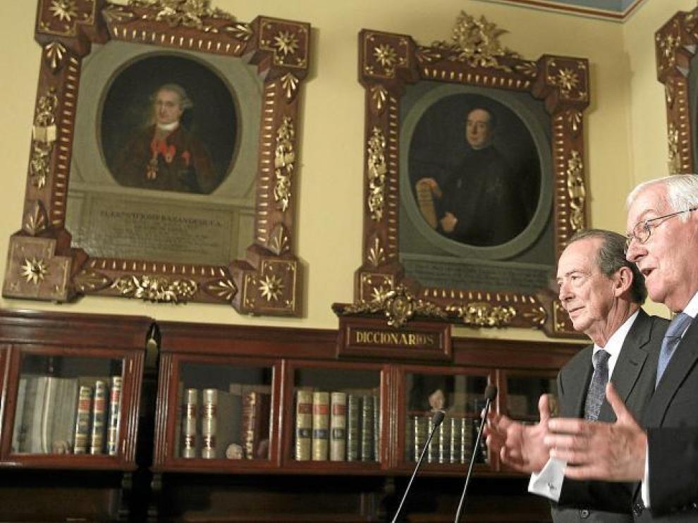 José Manuel Blecua, junto a Víctor García de la Concha, momentos después de ser elegido director de la RAE.