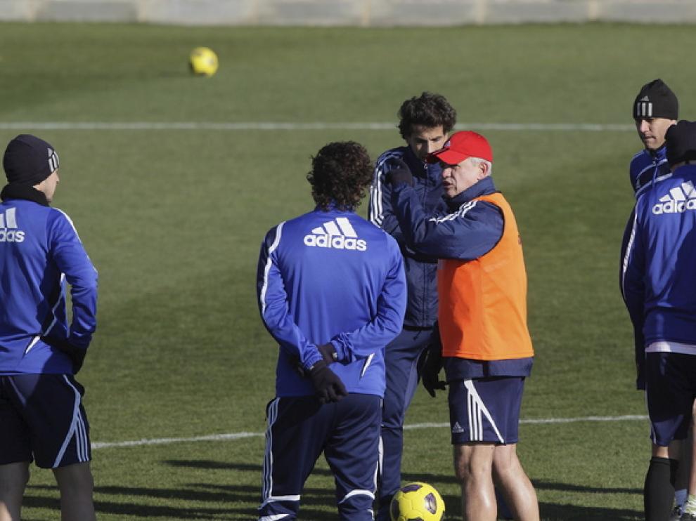 Aguirre da instrucciones a los jugadores