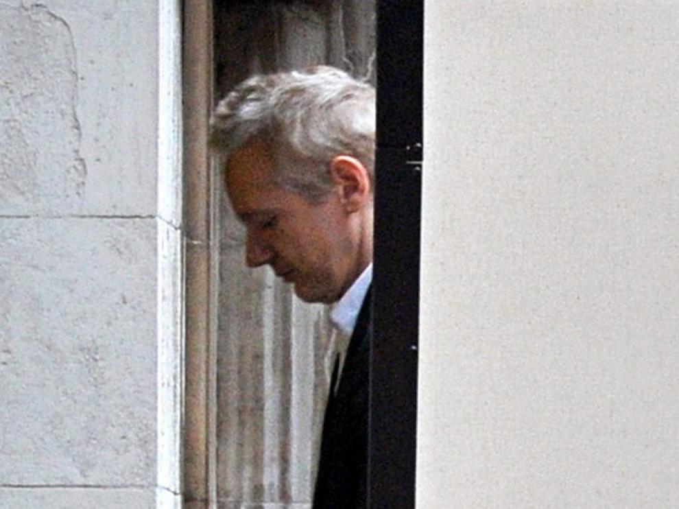 Julian Assange entrando en la fiscalía para comparecer sobre su libertad condicional