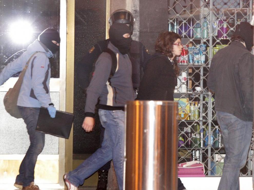 La policía se lleva a Saioa Zubiaur, una detenida en la operación contra Segi