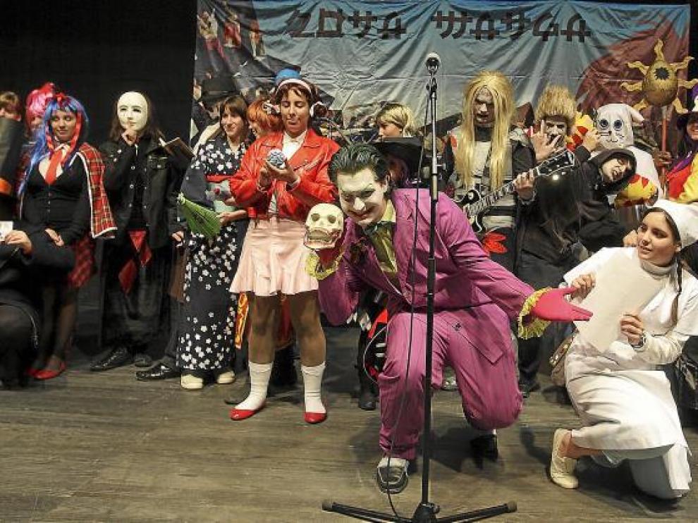 Los participantes del concurso de 'cosplay' posan en el escenario junto al Joker, que hizo de presentador.