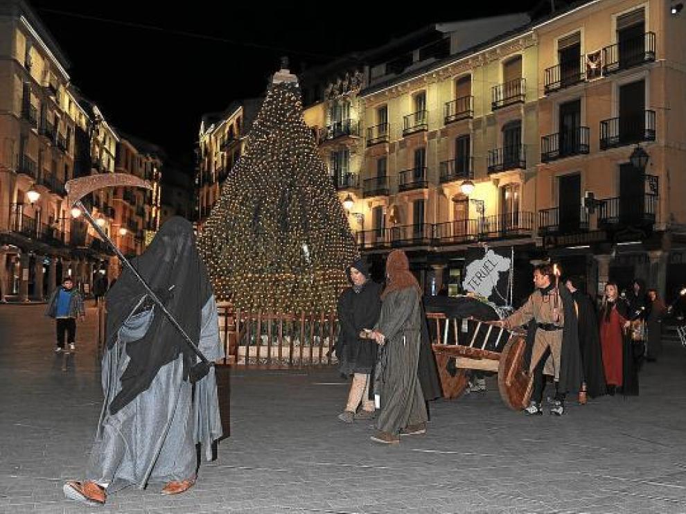 El cortejo fúnebre desfiló anoche por las calles del Casco Histórico turolense.