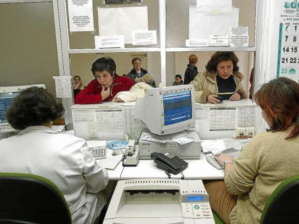 Varios pacientes esperan su turno en un ambulatorio.