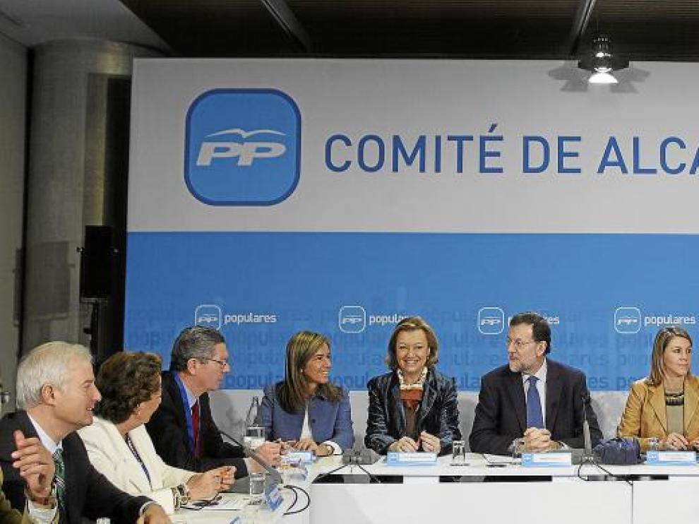 De izquierda a derecha, Suárez, Barberá, Ruiz-Gallardón, Mato, Rudi, Rajoy, Cospedal, Arenas y González Pons, ayer en Zaragoza.