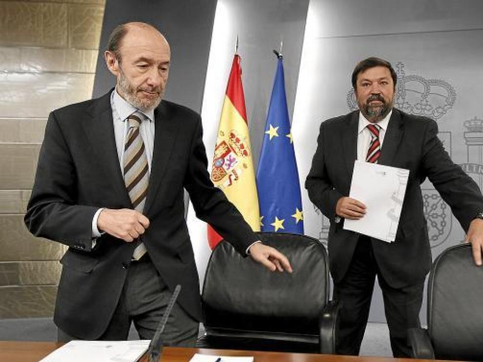 Alfredo Pérez Rubalcaba y Francisco Caamaño, en la rueda de prensa tras el Consejo de Ministros.