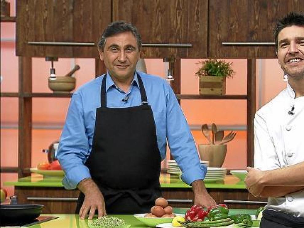 A la izquierda, el humorista Javier Segarra, junto al cocinero Daniel Yranzo.