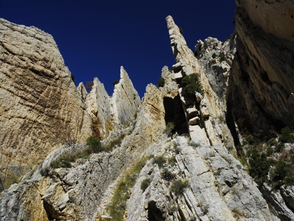 Pliegues geológicos en vertical y crestas de rocas calizas en los Estrechos de La Aldehuela