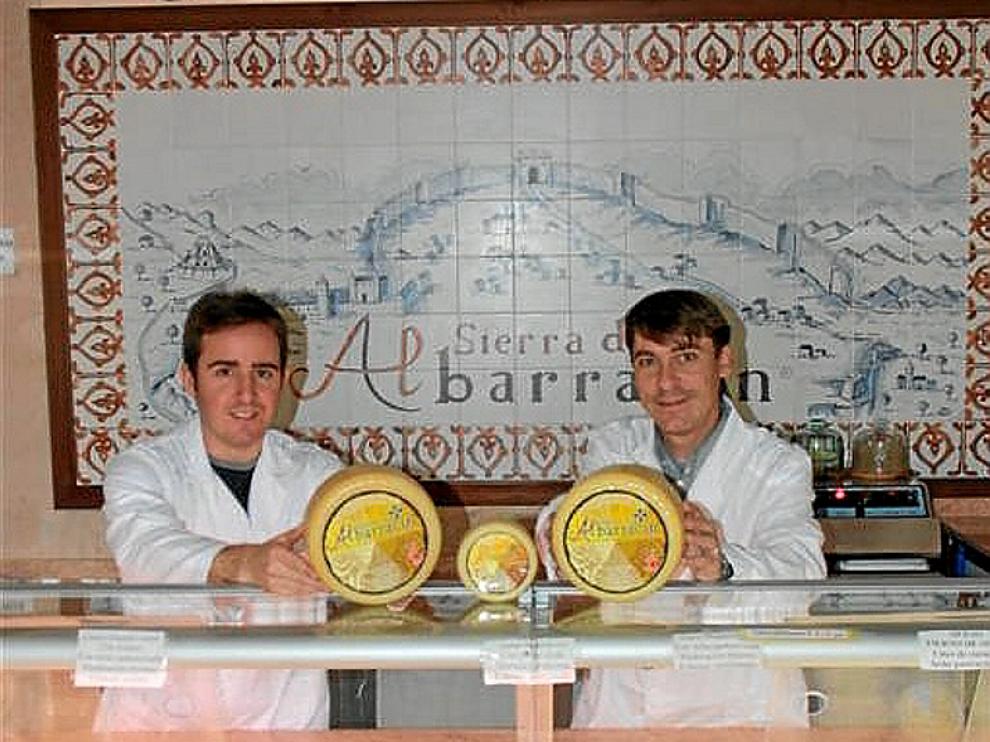 Joaquín Alpuente, maestro quesero, y Alberto Asensio, gerente.