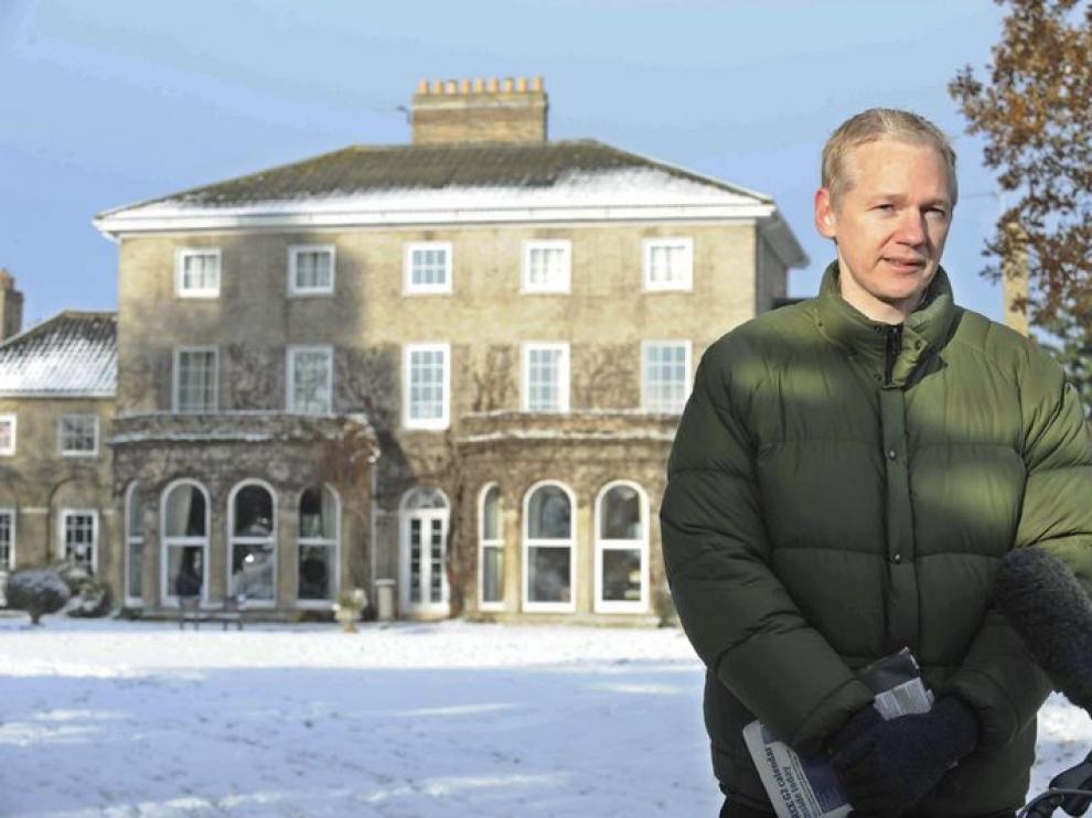 Assange atiende a los medios a las afueras de su residencia en Inglaterra.