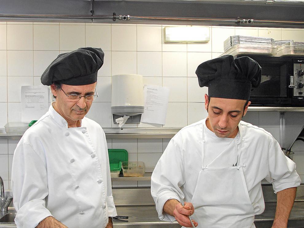 Esteban Zamora y Orlando Tobajas, cocineros del restaurante El Cachirulo.