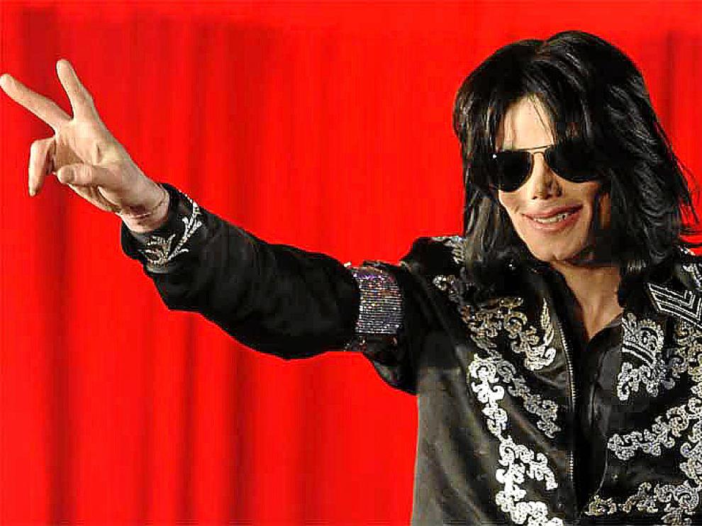 La trituradora ruidosa del negocio canta victoria con Michael Jackson.