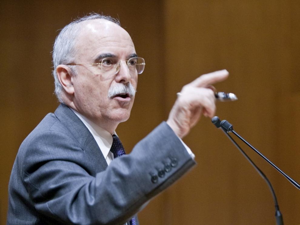 Alberto Larraz, durante su intervención en pleno de las Cortes de Aragón