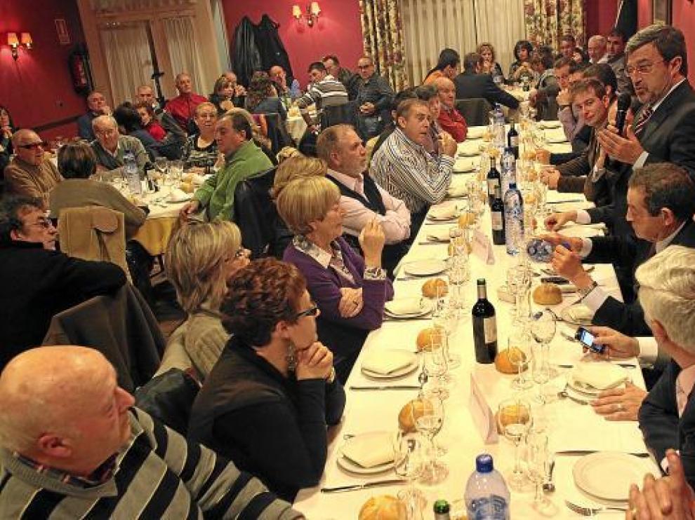 Miguel Ferrer se dirige a los ex militantes del PAR asistentes a la cena celebrada en Utrillas.