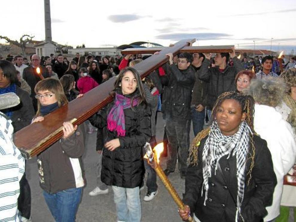 Jóvenes portando ayer la Cruz Peregrina que llegó a la diócesis de Zaragoza el día 16.
