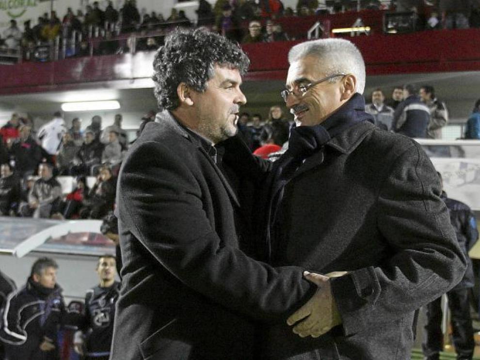 Onésimo saluda de forma afectuosa a Fabri, antes del comienzo del partido.