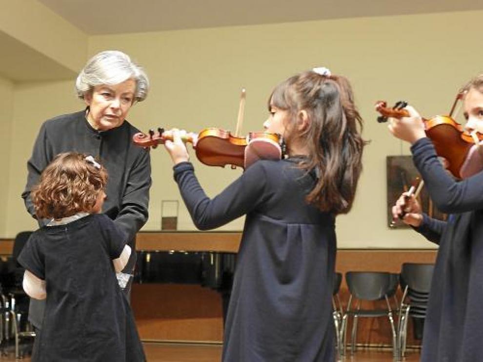 Ana María Sebastián, ayer en el Conservatorio Profesional de Zaragoza, con tres de sus alumnas.
