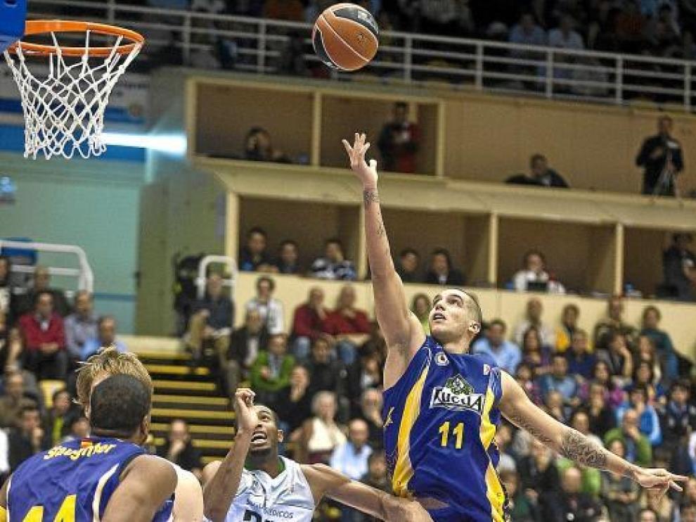 El ex rojillo Nacho Martín salta a por un balón durante un partido del Blancos de Rueda.
