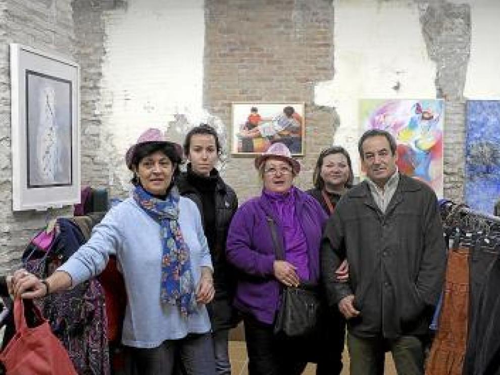 Encarna Bolsa, Pilar Coma, Cristina Beltrán, Pilar Barranco e Ignacio Mayayo, en el mercadillo de Amasol.