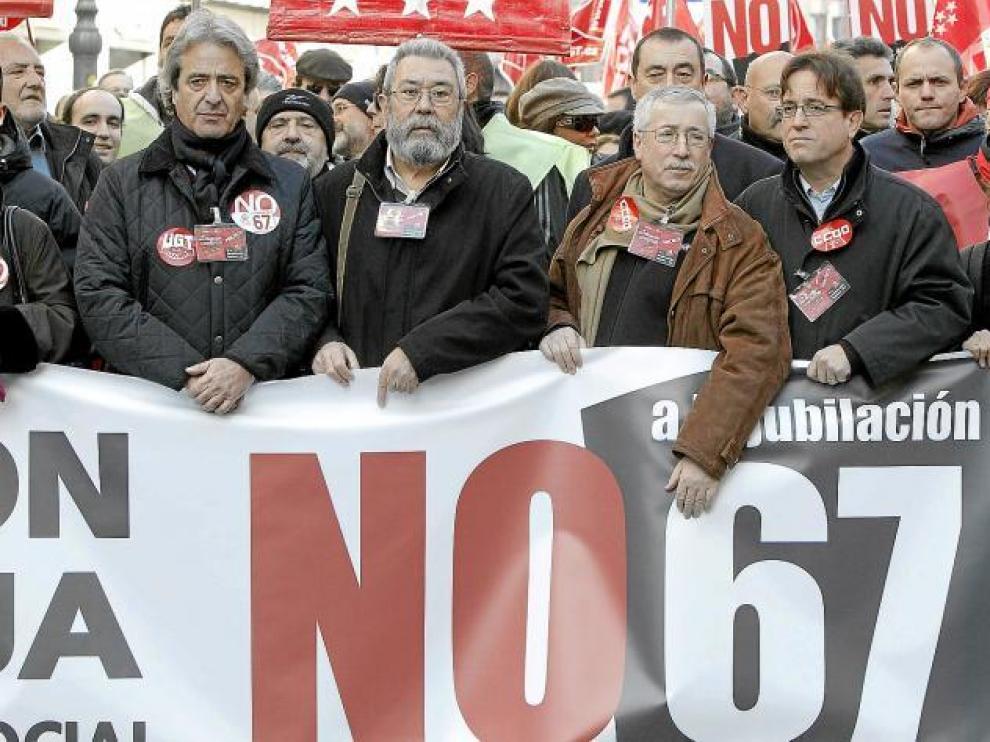 Los secretarios de UGT Madrid, José Ricardo Martínez, y de CC. OO. Madrid, Javier López, flanquean a Méndez y Toxo, ayer en la manifestación.