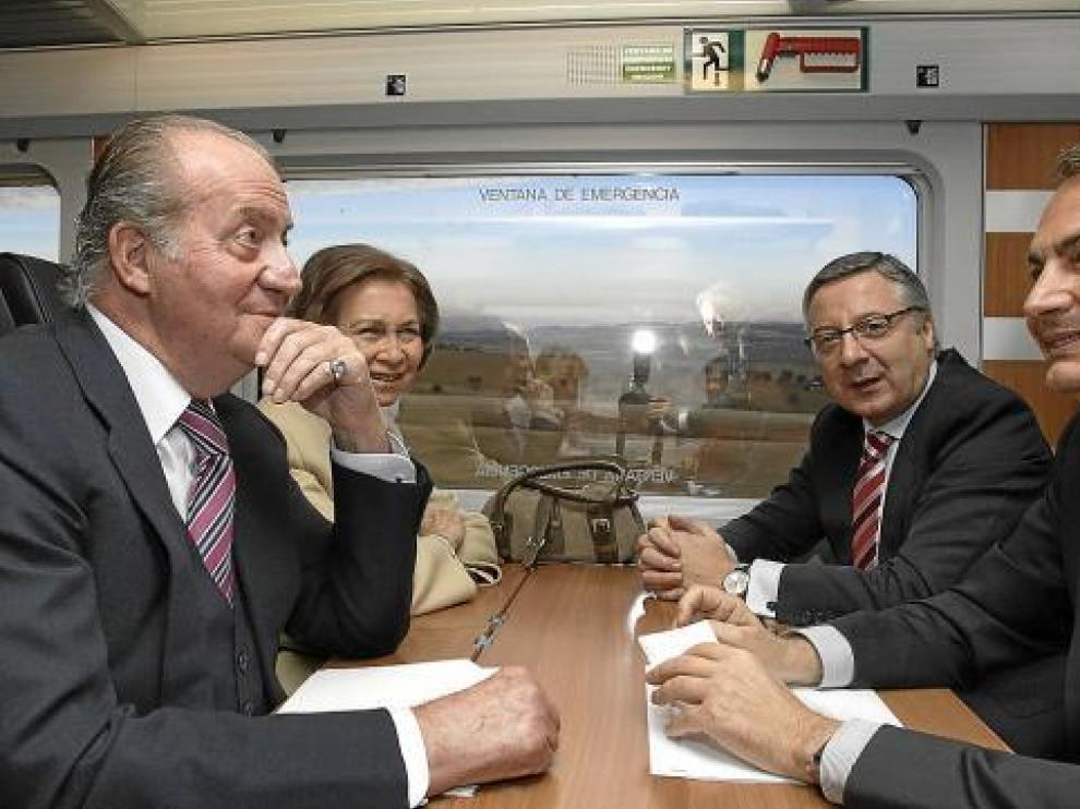 Los Reyes conversan con Zapatero y Blanco, en la inauguración ayer del AVE Madrid Valencia.