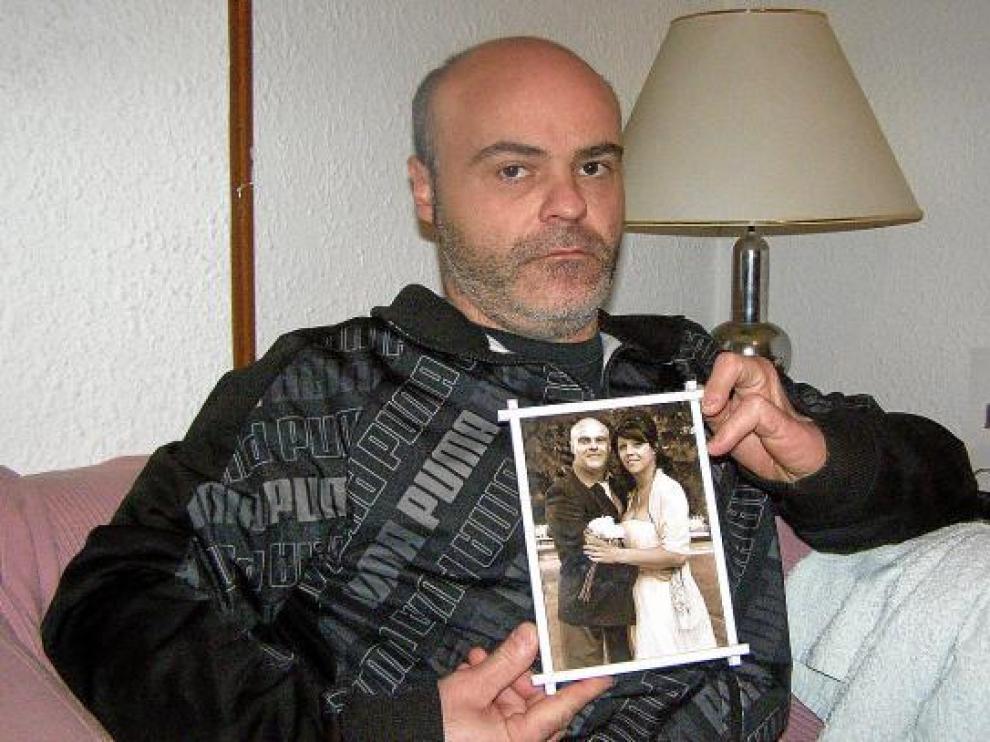 Iván Rivas, ayer en su casa de Tarazona, muestra una foto del día de su boda con Nataly Rojas.
