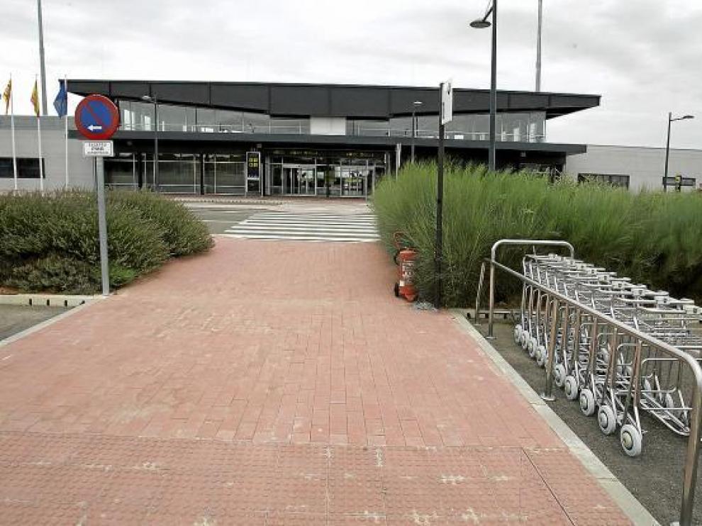 El aeropuerto presenta casi todo el año un aspecto vacío.