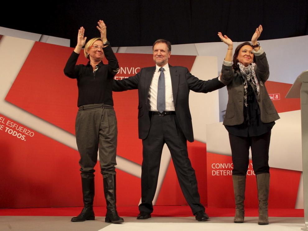 Iglesias junto a las candidatas Mayte Pérez y Eva Almunia.