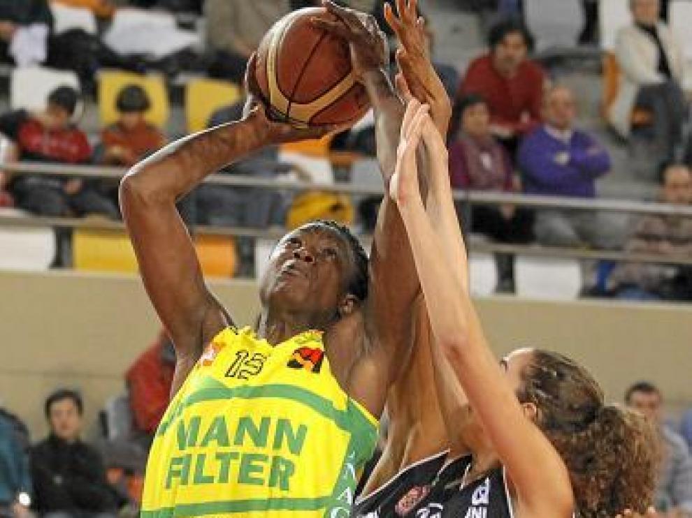 Aneika Henry trata de anotar ante la oposición gerundense.