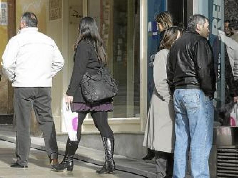 Los clientes miraron escaparates, pero no compraron demasiado.