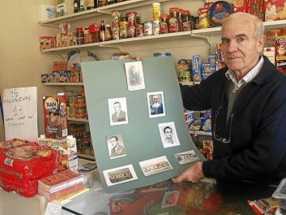 José R. enseña el árbol genealógico de los regentes de Casa Pena.
