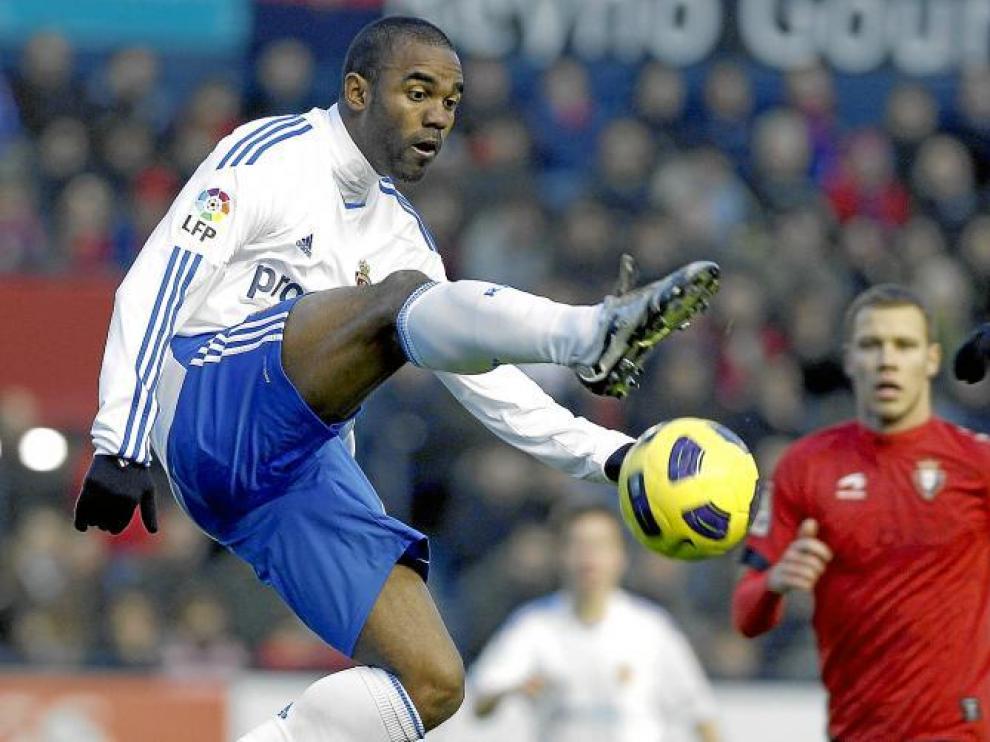 Sinama Pongolle, muy solo en la vanguardia aragonesa, trata de controlar un balón.