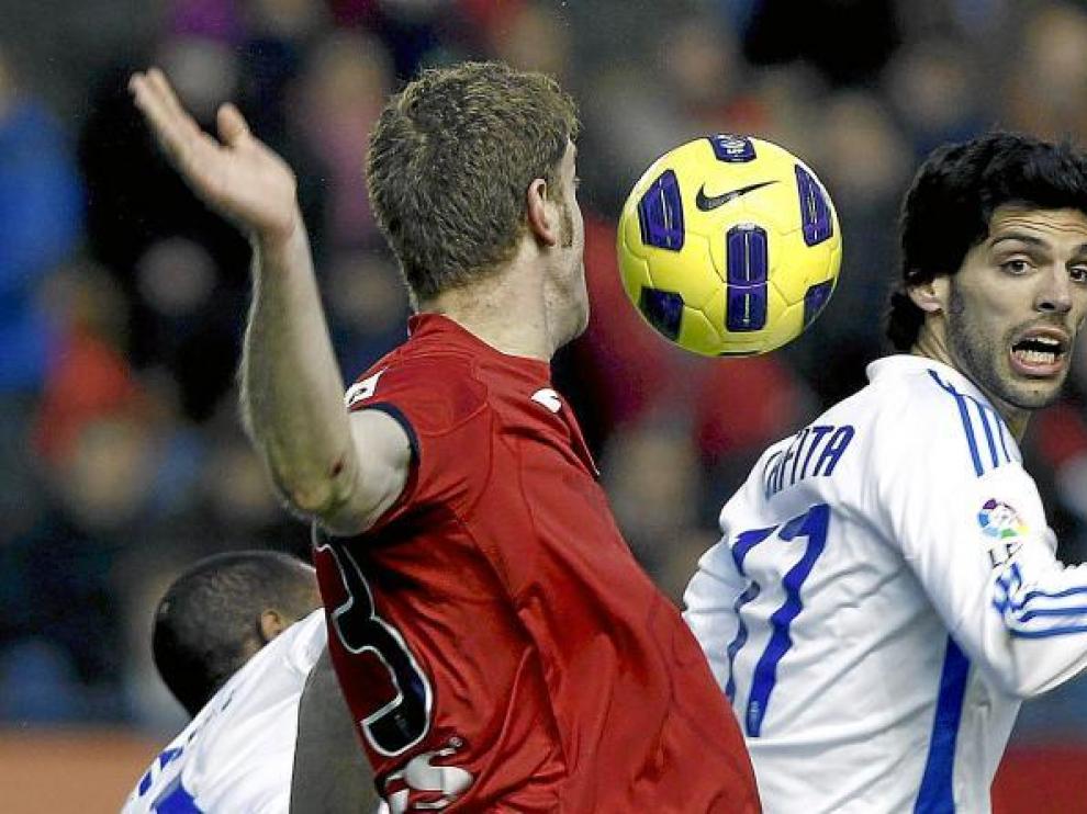 Ángel Lafita y Sergio Fernández pretenden tocar un balón durante el partido de ayer, disputado en el Reyno de Navarra.