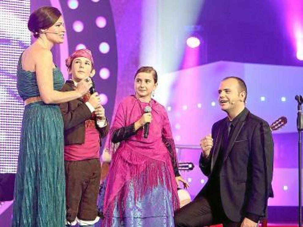 Susana Luquin y David Marqueta, con dos pequeños cantadores.