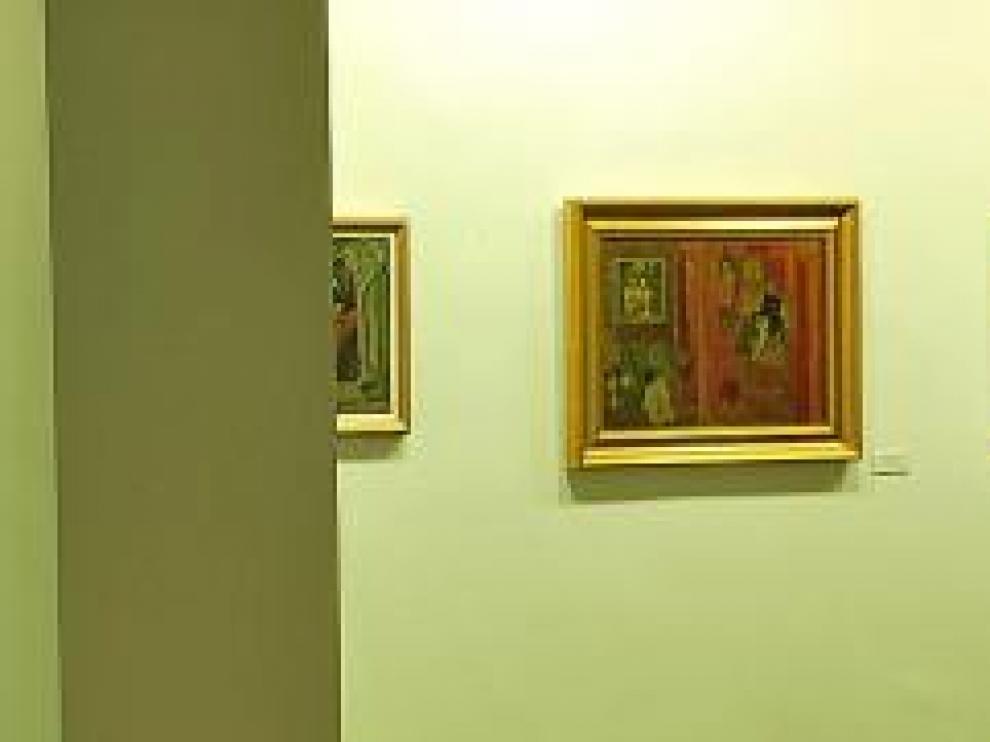 Varias pinturas de Julieta, en una exposición.
