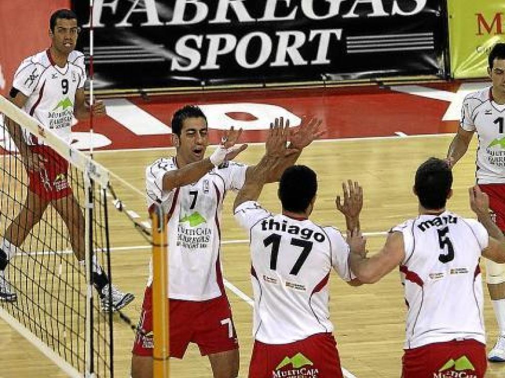 Los jugadores del Multicaja celebran un punto durante un partido reciente.
