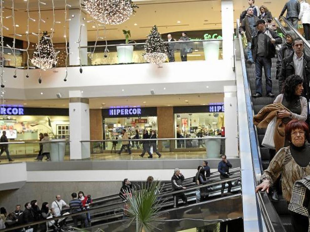 Muchas personas recorrieron ayer los centros comerciales de la capital aragonesa, pero pocos compraron regalos navideños.