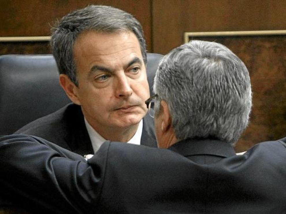 Rodríguez Zapatero charla con José Blanco durante un pasado pleno en el Congreso.