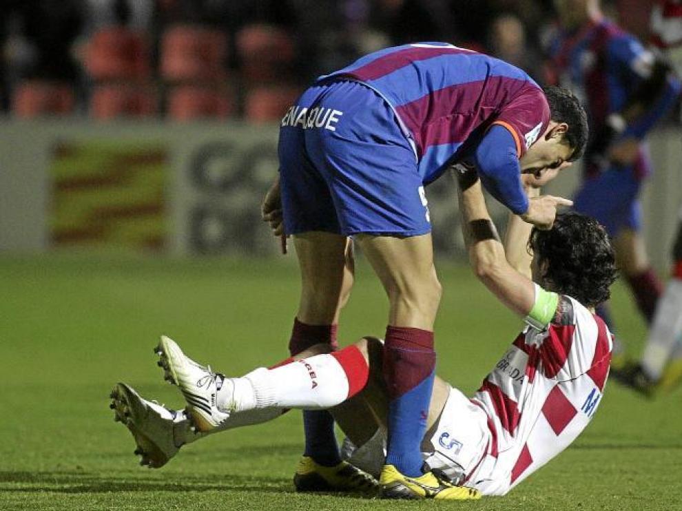 Roberto recrimina una acción al central Mainz durante el partido del pasado sábado frente al Granada en El Alcoraz.