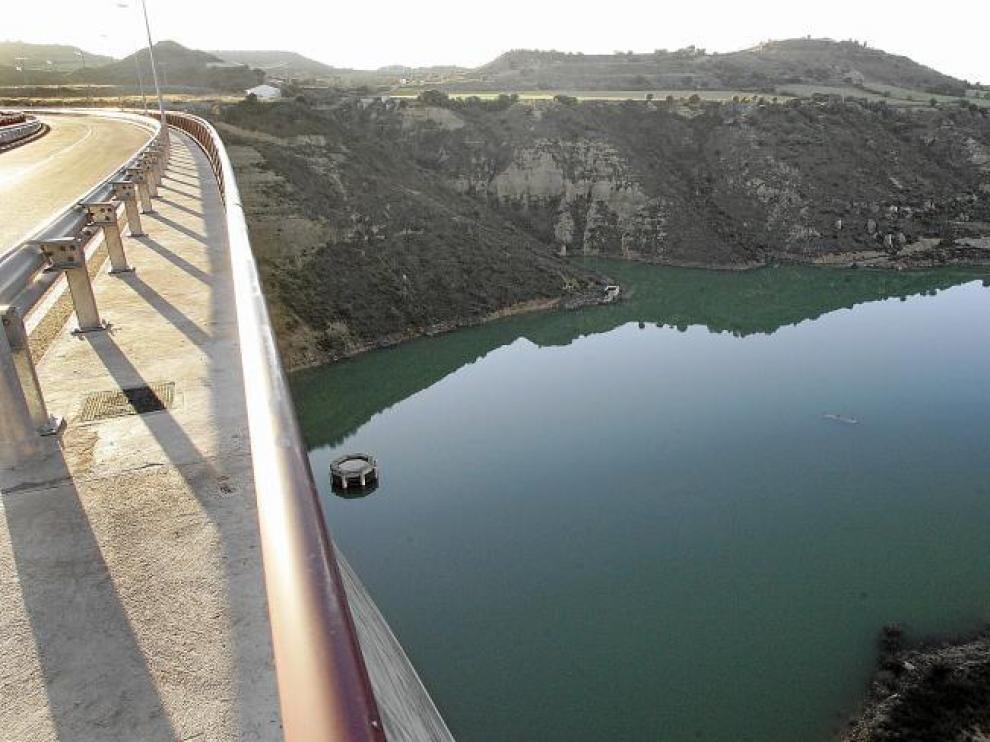 Vista del embalse de Montearagón desde la presa, donde se efectúan obras para impermeabilizar la ladera.