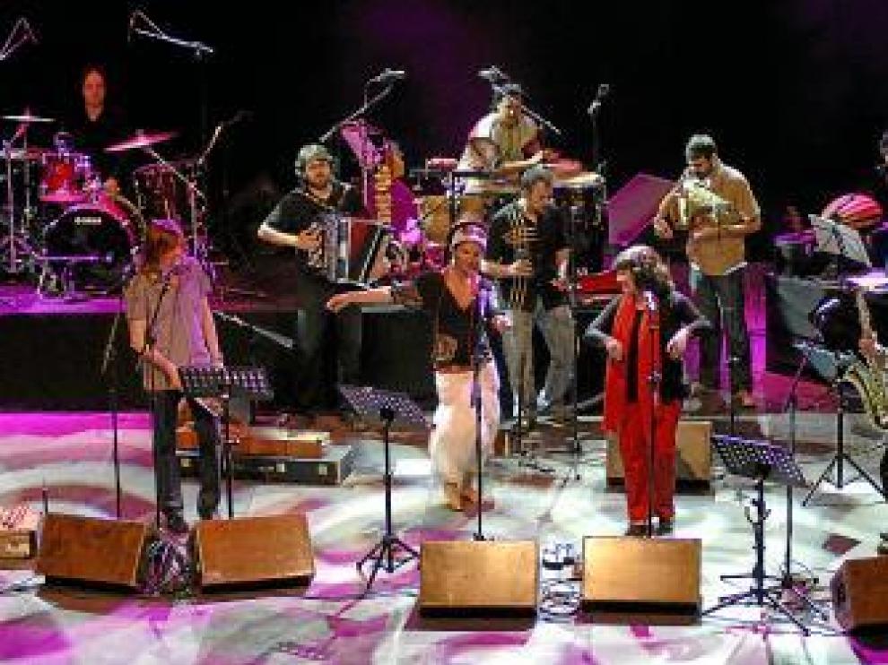 Biella Nuei y Azawan, en un concierto de 'Romper el muro'.