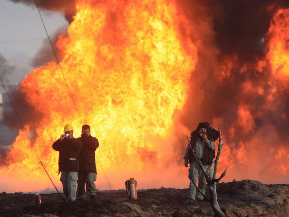 Bomberos intentan sofocar el fuego en la localidad de San Martín Texmelucan
