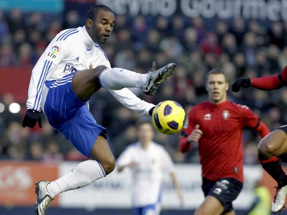 El delantero francés del Real Zaragoza, Sinama Pongolle