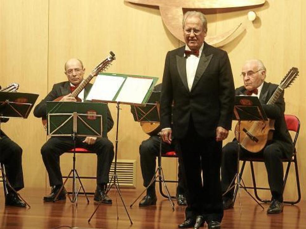 La orquesta Sertoriana Pulso y Púa fue la primera en salir al escenario, con Mariano Mairal.