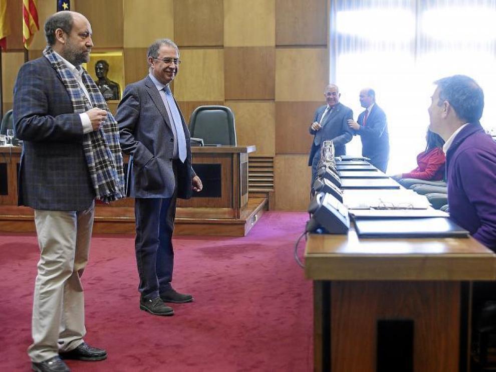 José Manuel Alonso y Fernando Gimeno, ayer en la comisión de Economía, conversan con Juan Martín, sentado.